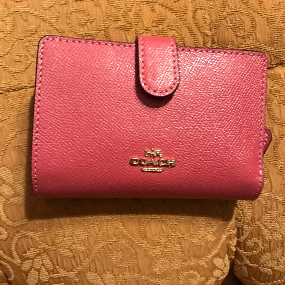 SOLD ⚠️ Coach mauve wallet